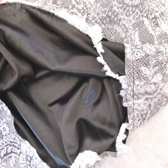 LIKE NEW Korean Elegant Floral Dress Grey - Picture 6 of 6